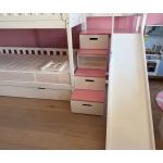 kinderbed met trap en glijbaan interieur